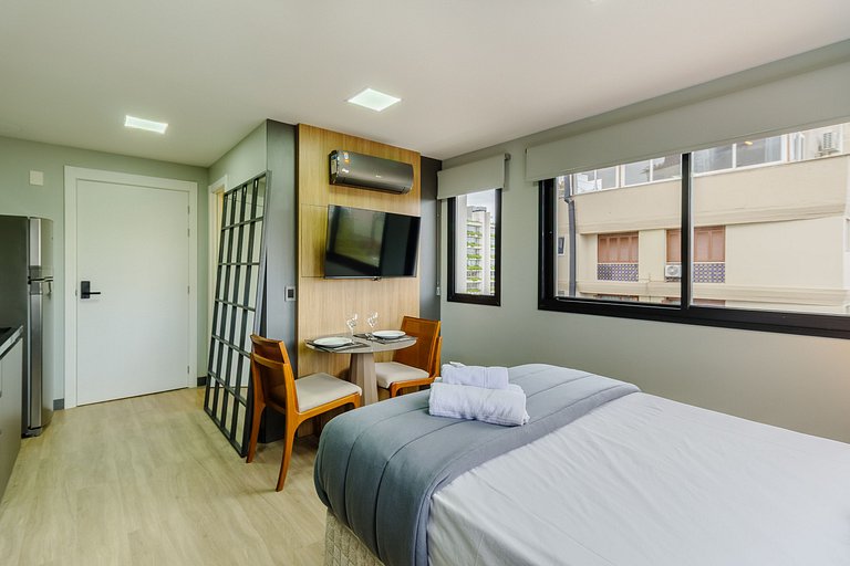 Novíssimo flat decorado com vista! - 1102B