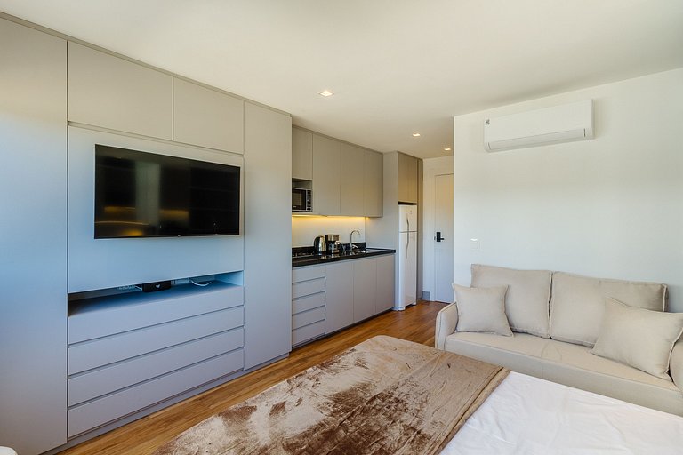 Brand new, spacious, furnished apartment! 810