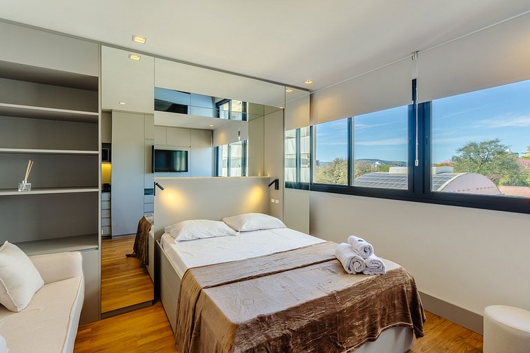 Novíssimo flat decorado e espaçoso! 810