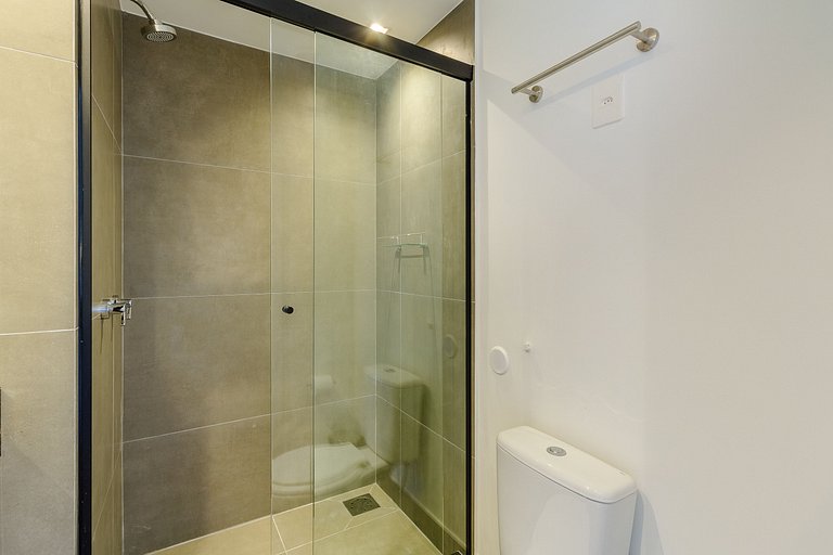 Brand new, spacious, furnished apartment! 810